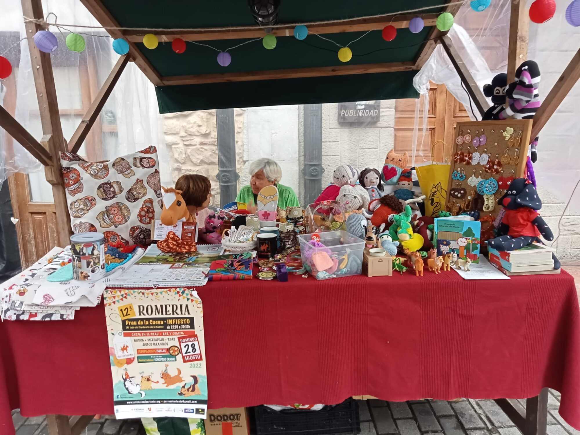 Puesto de mercadillo para colaborar con la Protectora de perros animales del Oriente